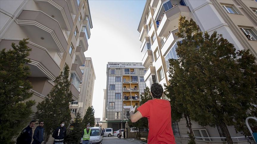 'Hayatı eve sığdıranlara' sokaklarda müzik ziyafeti