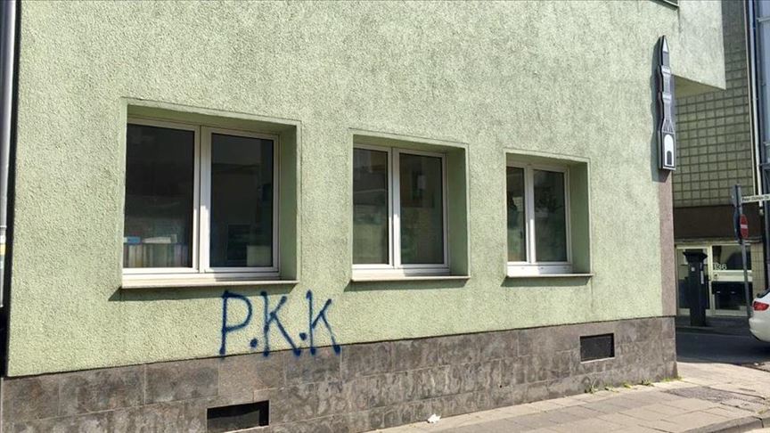 Köln'de propaganda yapan PKK yandaşları cami duvarına boyayla yazı yazıp kaçtı