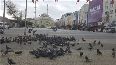 Esenler'de koronavirüs tedbirleri kapsamında bazı alanlar yaya trafiğine kapatıldı