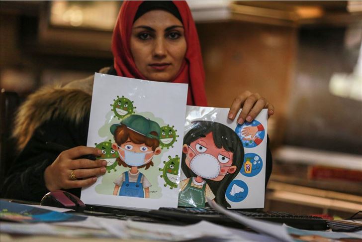 غزة شابة تكسر رتابة الحجر الإلزامي بالرسم الكرتوني