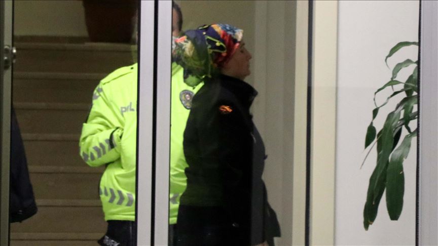 Apartmanın merdiven korkuluklarına sıvı süren kadın gözaltına alındı