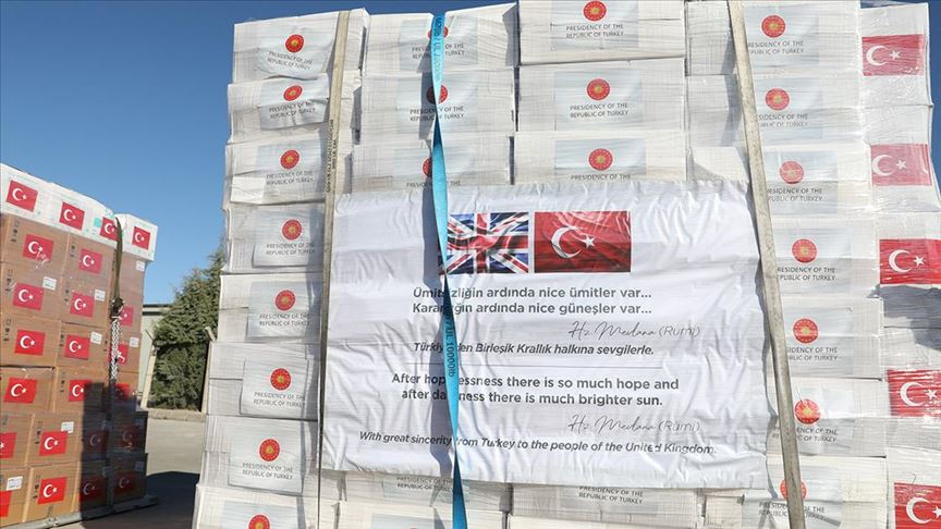 هواپیمای حامل کمک‌های پزشکی ترکیه برای انگلستان وارد لندن شد