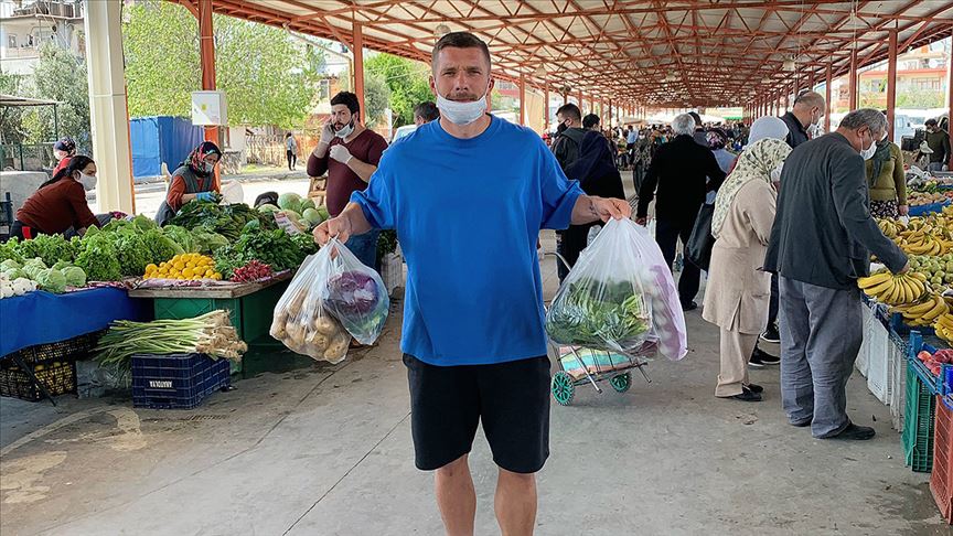 Antalyasporlu Podolski'den maskeli pazar alışverişi paylaşımı