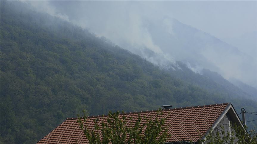 Mostar: Na izletištu Rujište kritično, vatra se bliži objektima