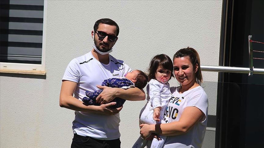 Koronavirüsü yenen babanın küçük kızıyla kavuşma anı duygulandırdı 