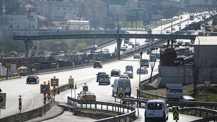 istanbul da sokaga cikma yasaginin ardindan bazi noktalarda trafik yogunlasti