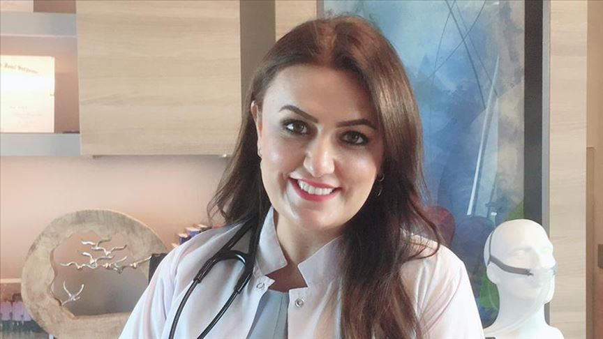 Doctora turca cuenta su historia sobre cómo se recuperó del COVID-19