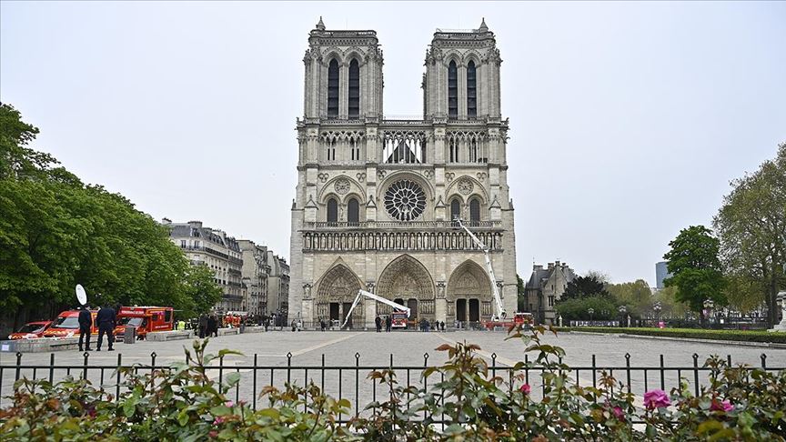 fransa nin sembolu notre dame yanginin ardindan onarilmayi bekliyor
