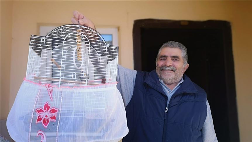 Turquie: Une perruche offerte à un vieil homme vivant seul en cette période de confinement