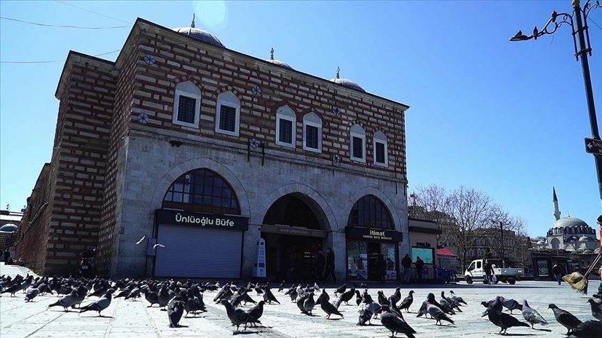 Tarihi sessizlik yaşayan Eminönü'nün esnafı 'ekmek kavgası'na devam ediyor