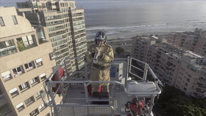 Música desde las alturas: el bombero trompetista que alegra la cuarentena en Río de Janeiro