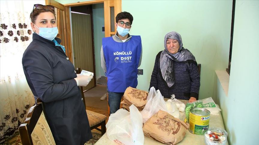 На помощь пожилым в Азербайджане спешат волонтеры DOST
