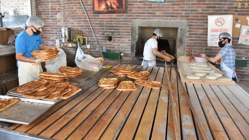 Sharing is caring: Turkish baker distributes free bread