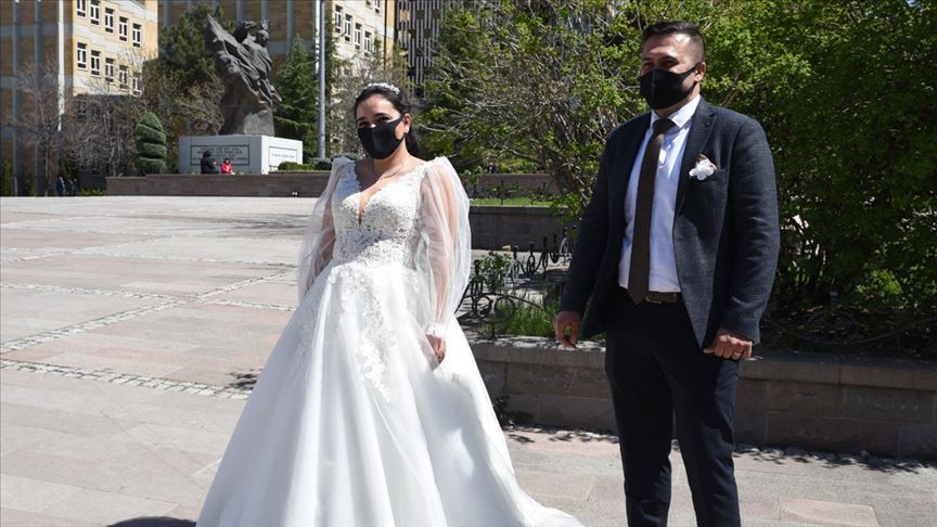 Maskesiyle oturduğu nikah masasından gelinliğiyle hastanedeki arkadaşlarına koştu