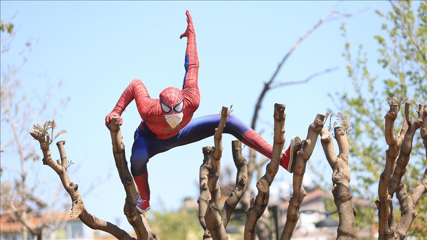 Turkish Spiderman helping elderly amid virus lockdown