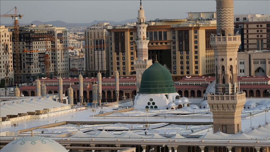 Saudi Arabia suspends Ramadan prayers at Holy Mosques