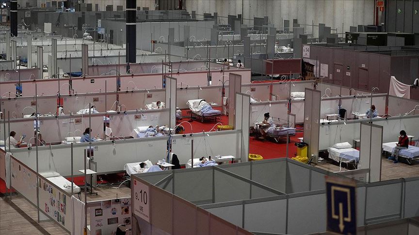 İspanya'nın fuar alanında kurduğu en büyük sahra hastanesi birinci ayını doldurdu