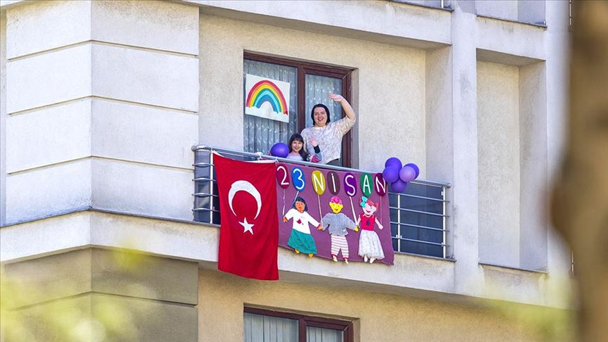 Çocuklar 23 Nisan coşkusunu yaptıkları süslerle balkonlarına yansıttı