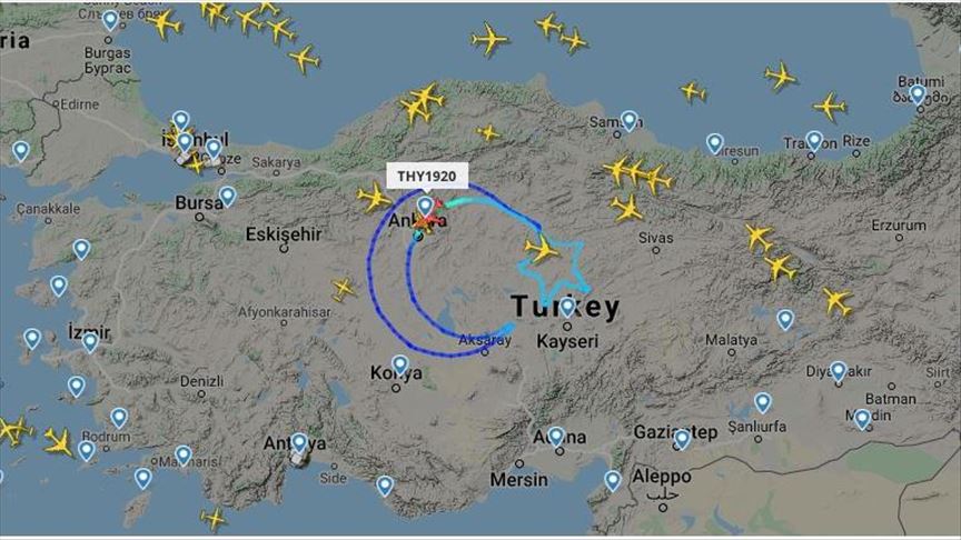 بمناسبة عيد الطفولة والسيادة.. الطيران التركي يرسم النجمة والهلال في السماء
