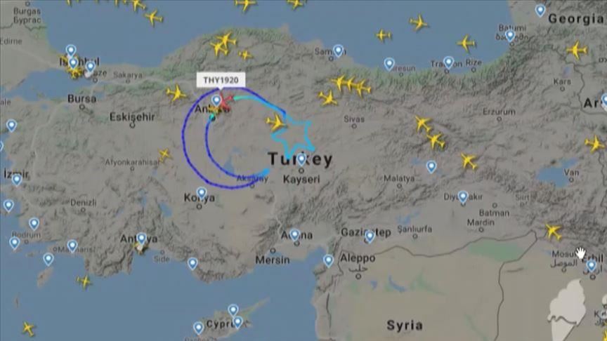 Un avion retrace dans le ciel un drapeau géant de la Turquie