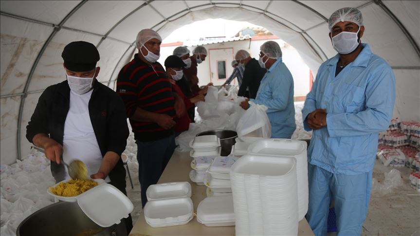 N. Syria: Turkish relief group distributes food aid