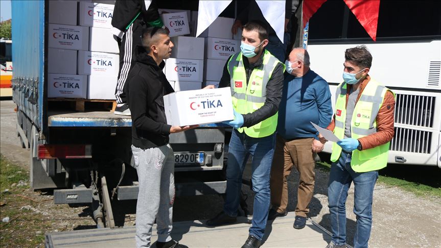 TİKA оказывает гумпомощь нуждающимся в Албании