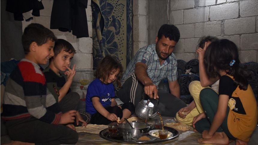 سكان مخيمات شمالي سوريا يتناولون سحور اليوم الأول من رمضان
