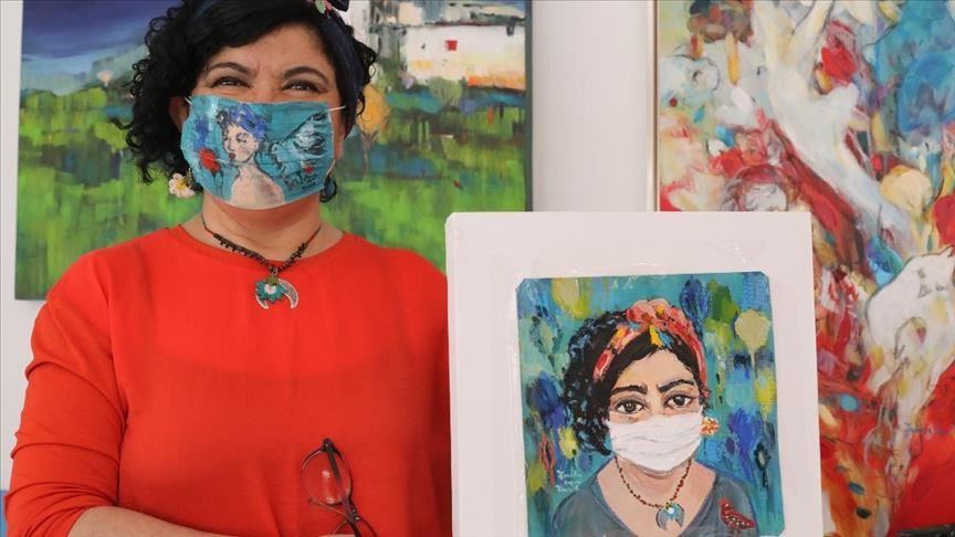 الفن في عصر كورونا تركية ترسم على الكمامات