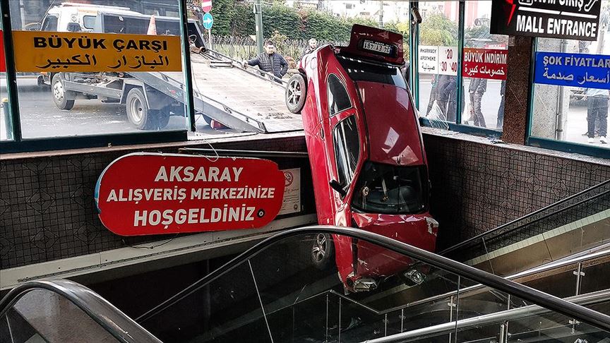 Istanbul Da Kaza Geciren Otomobil Yeralti Carsisi Girisinde Askida Kaldi