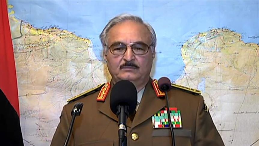 إعلان حفتر نفسه حاكما لليبيا.. انتحار سياسي وإعلاء للتقسيم (تحليل)