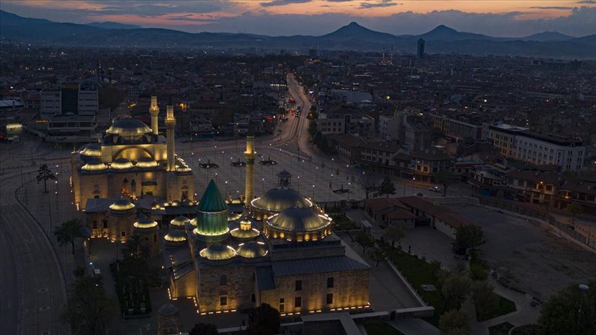 her yil dolup tasan mevlana meydani nda