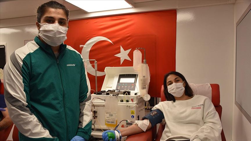 Dünya şampiyonu Busenaz Sürmeneli'nin ailesi de 'immün plazma' bağışçısı oldu