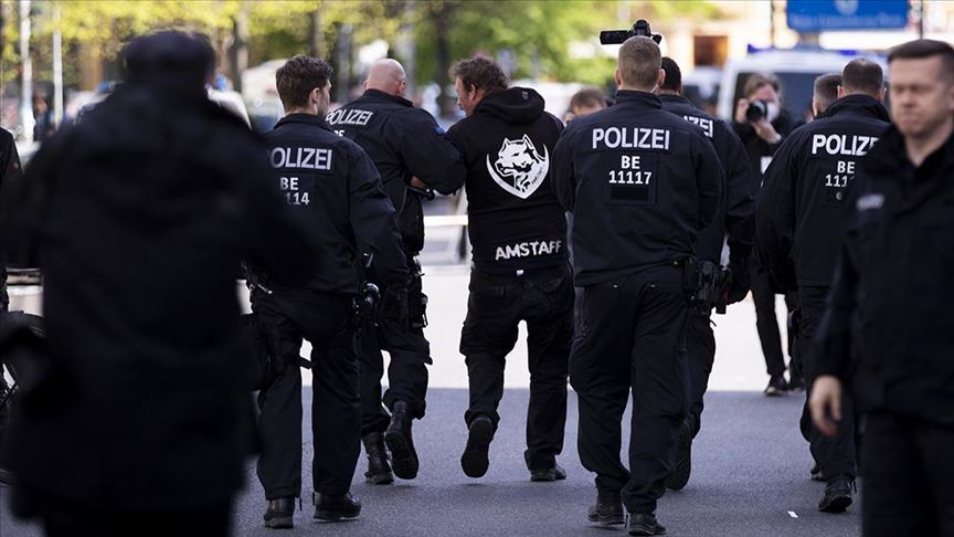 Almanya’da Kovid-19 kısıtlamalarını protesto edenlere polis müdahale etti 