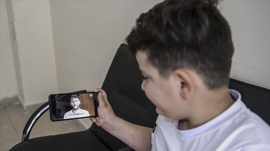 Engelli Suriyeli Cocuga Formasini Giydigi Neymar Dan Goruntulu Tesekkur Mesaji