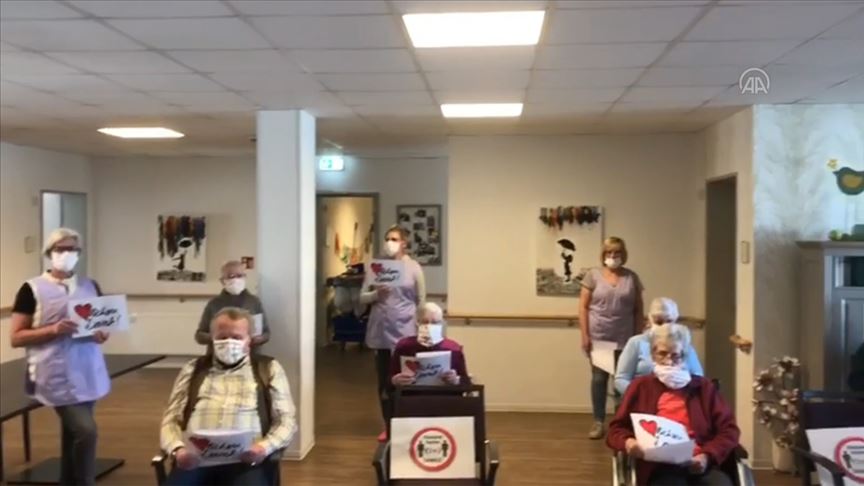 Almanya'daki huzurevi sakinlerinden YTB'nin maske desteğine şarkıyla teşekkür