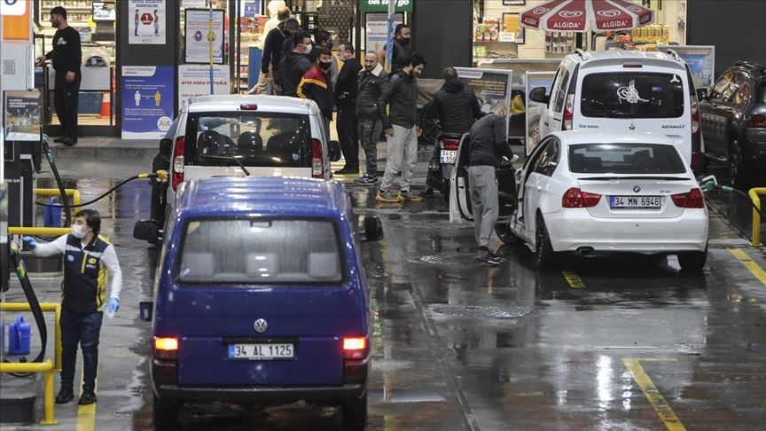 İstanbullular sokağa çıkma kısıtlamasının bitmesiyle akaryakıt istasyonlarına akın etti 
