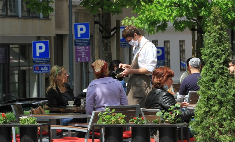 Beograd: Ponovo otvoreni kafići i restorani, građani u ljetnim baštama