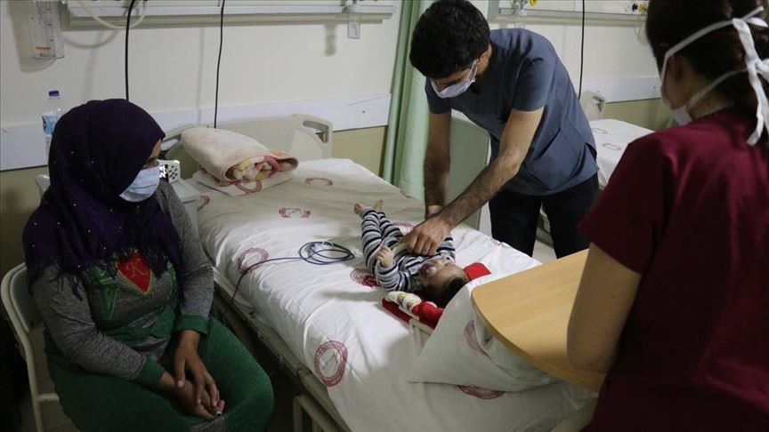 استجابة لنداء أمه.. أطباء أتراك يبدأون رحلة علاج رضيع سوري