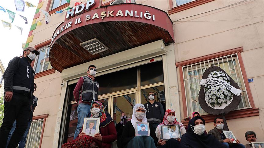 Oğlunun kaçırılmasının yıl dönümünde HDP önüne siyah çelenk bıraktı