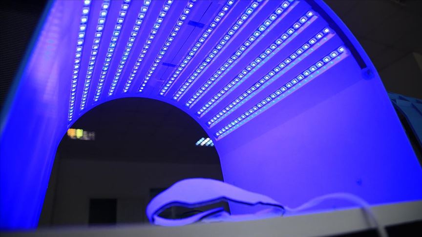 tasinabilir fototerapi cihaziyla evde mavi isik tedavisi donemi