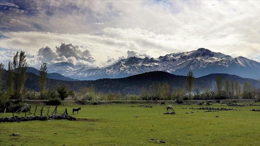 Toros Dağları'nın eteklerinde bahar, yüksek kesimlerinde kış yaşanıyor