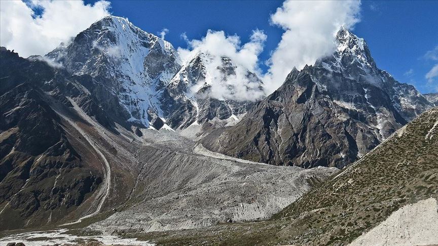 Equipo chino que volverá a medir la altura del Everest llega al campamento avanzado