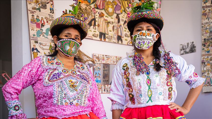 De Polleras A Tapabocas Indigenas De La Comunidad Sarhua En Peru Crean Arte En Medio De