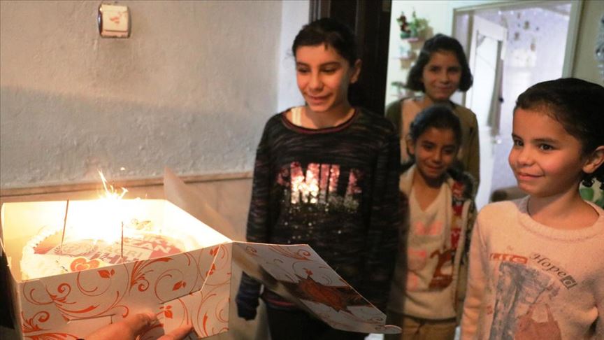 Ağrı'da yetim çocuklar yaş pasta ve hediyelerle sevindirildi