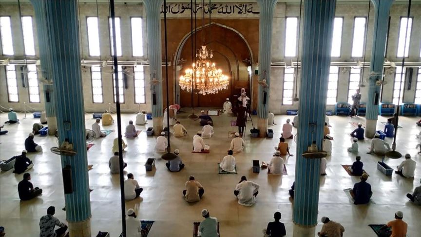 Bangladesh: Thousands gather at mosques amid pandemic