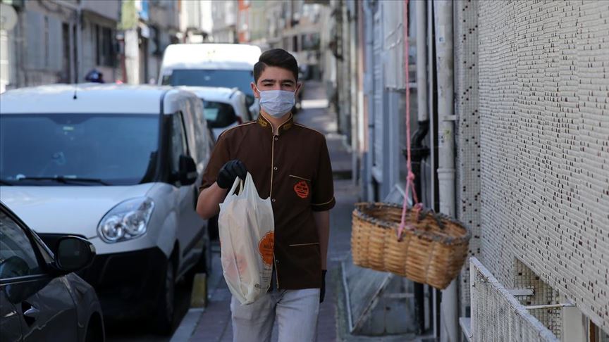 Istanbul Da Sokaga Cikma Kisitlamasinda Su Ve Ekmek Dagitim Hizmeti Aksamadan Suruyor