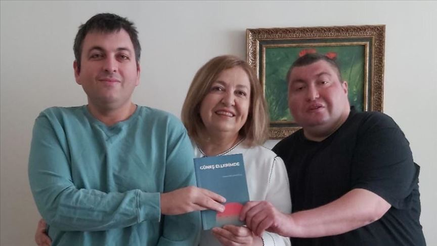 Zihinsel Engelli Genc Anne Sevgisini Siir Kitabiyla Olumsuzlestirdi