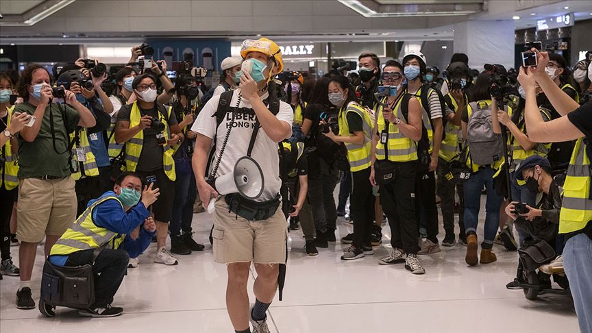 Hong Kong hükümeti alışveriş merkezlerinde protesto edildi