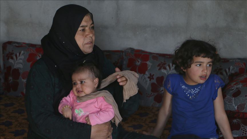 Abuela siria desplazada cuida de sus ocho nietos huérfanos en condiciones de escasez 