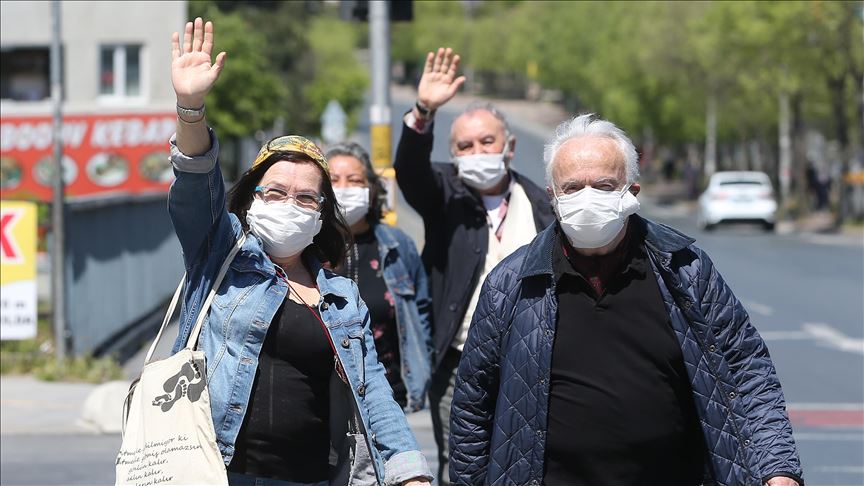 Después de dos meses en casa, los ancianos pueden salir en toque de queda en Turquía